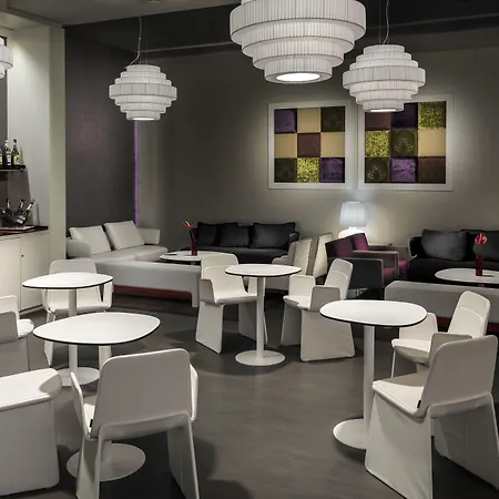 Hotel H10 Marina